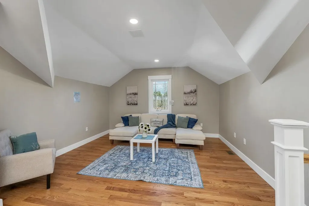 51 Lady Walsingham Way Laconia NH 03246