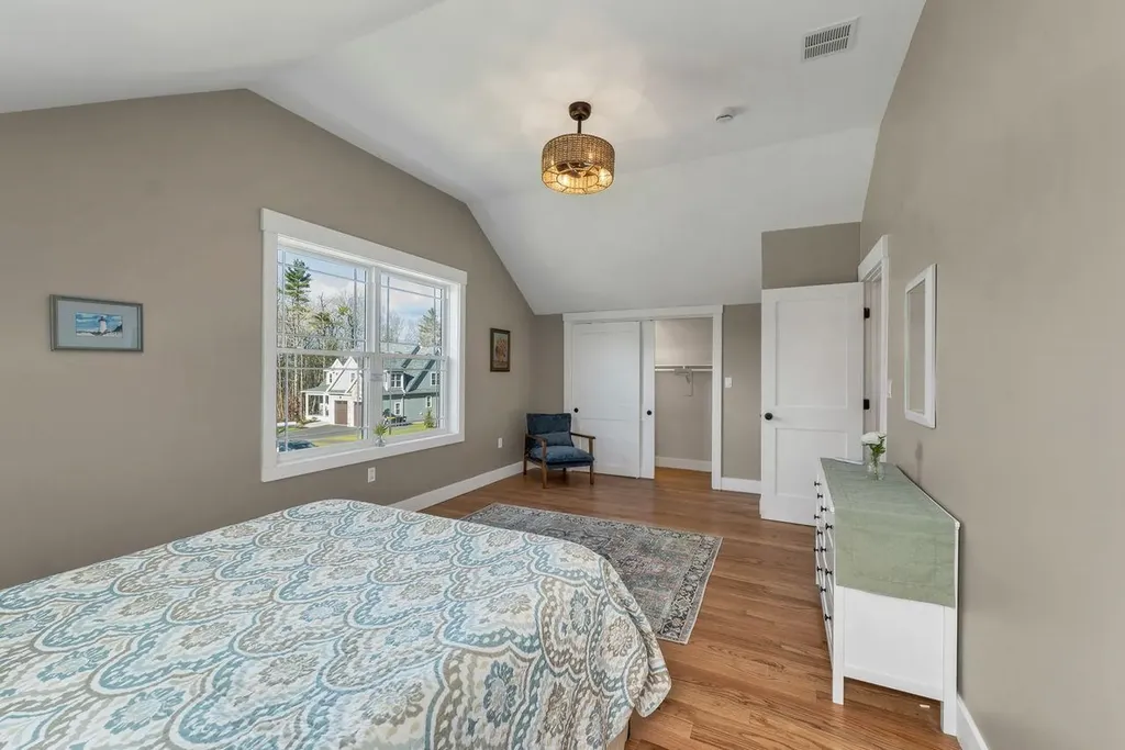 51 Lady Walsingham Way Laconia NH 03246