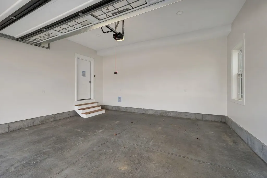 51 Lady Walsingham Way Laconia NH 03246