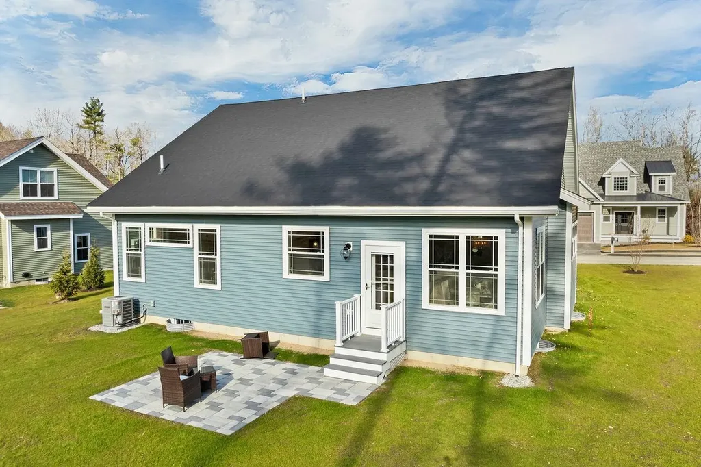 51 Lady Walsingham Way Laconia NH 03246