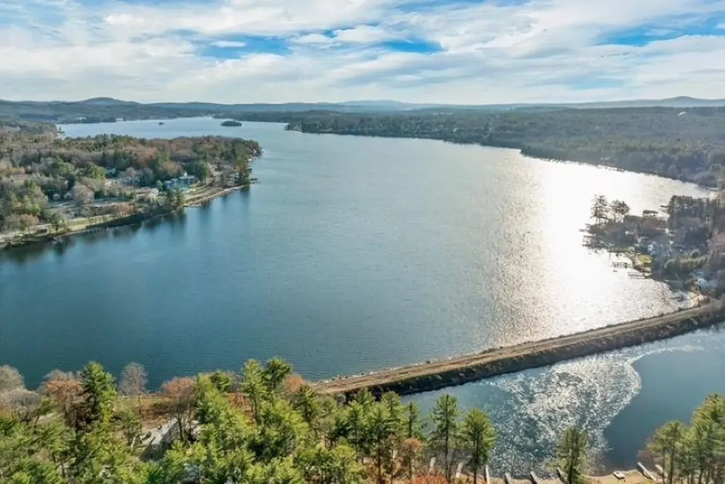 51 Lady Walsingham Way Laconia NH 03246