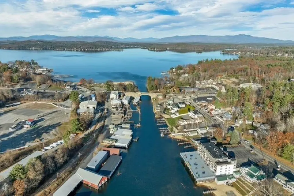 51 Lady Walsingham Way Laconia NH 03246