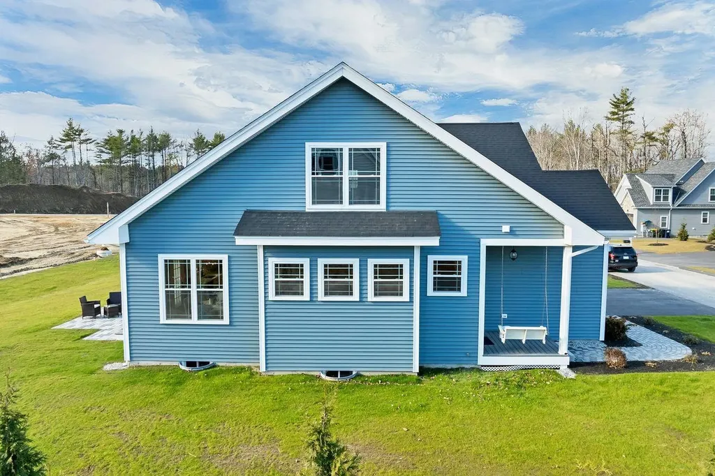 51 Lady Walsingham Way Laconia NH 03246