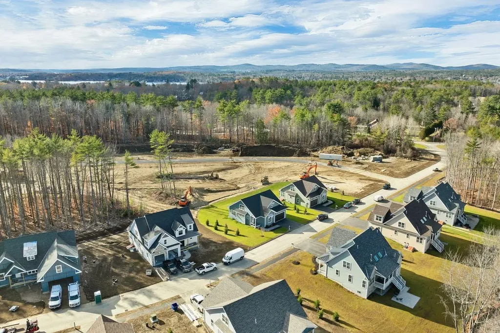 51 Lady Walsingham Way Laconia NH 03246