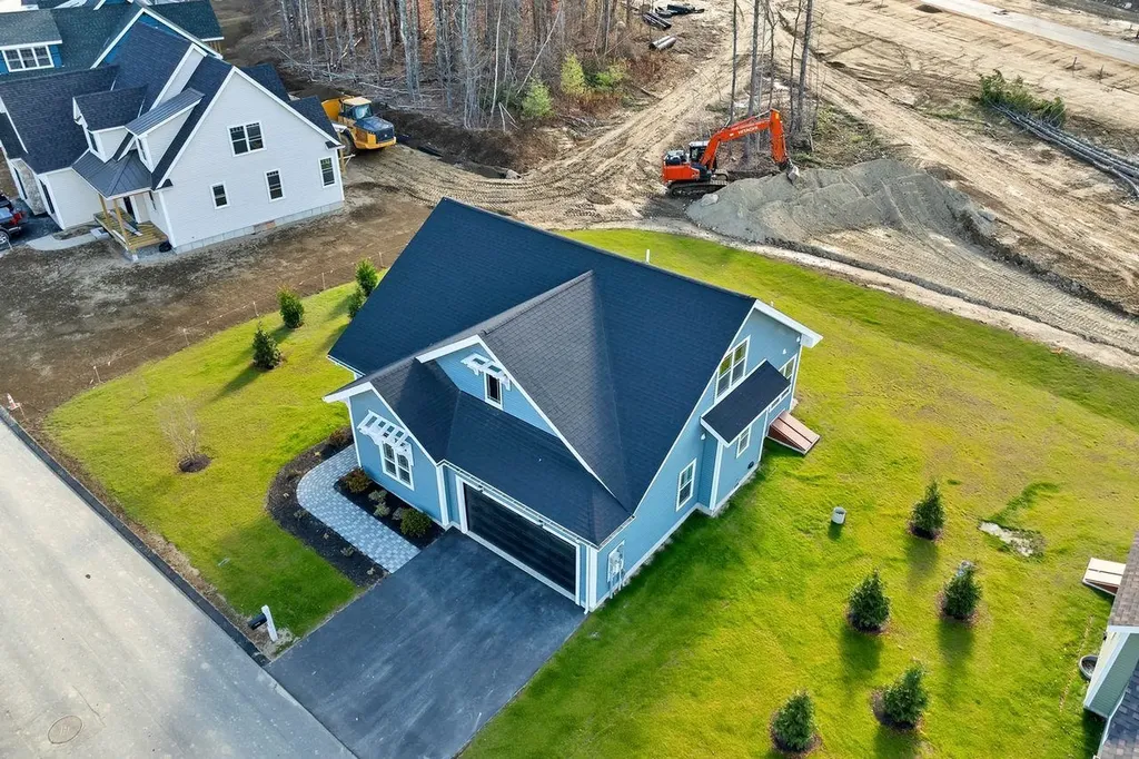 51 Lady Walsingham Way Laconia NH 03246