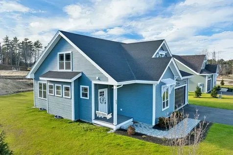 51 Lady Walsingham Way Laconia NH 03246