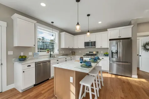 51 Lady Walsingham Way Laconia NH 03246