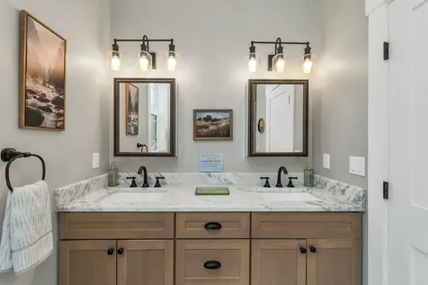 51 Lady Walsingham Way Laconia NH 03246