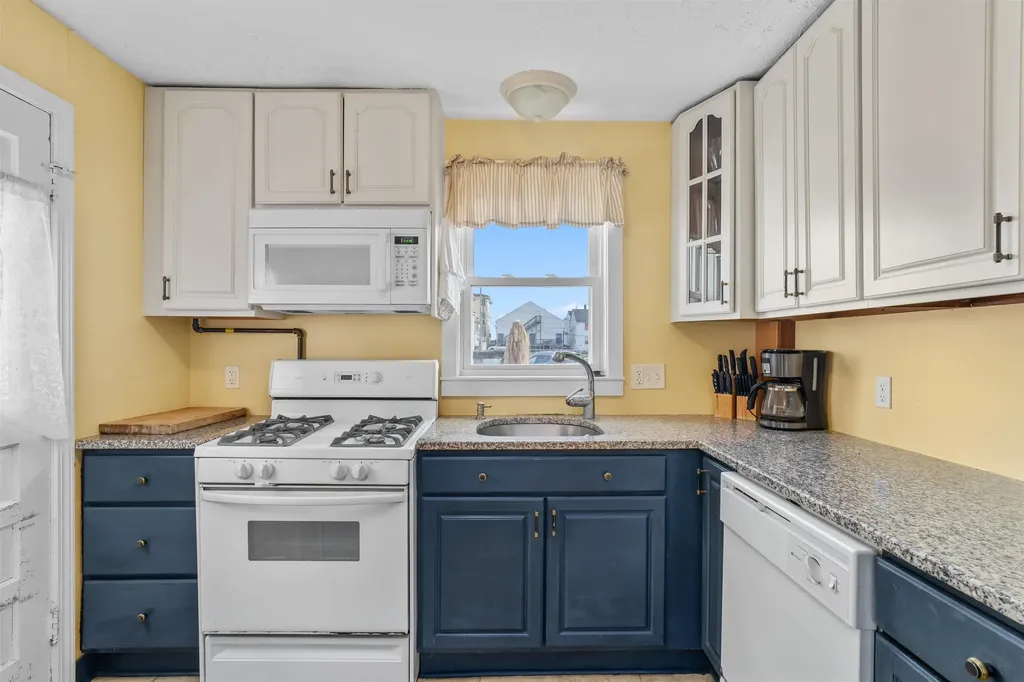 22 1/2 I Street Hampton NH 03842