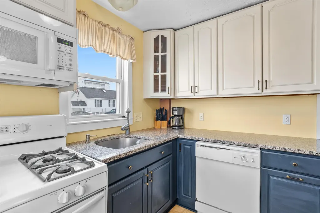 22 1/2 I Street Hampton NH 03842