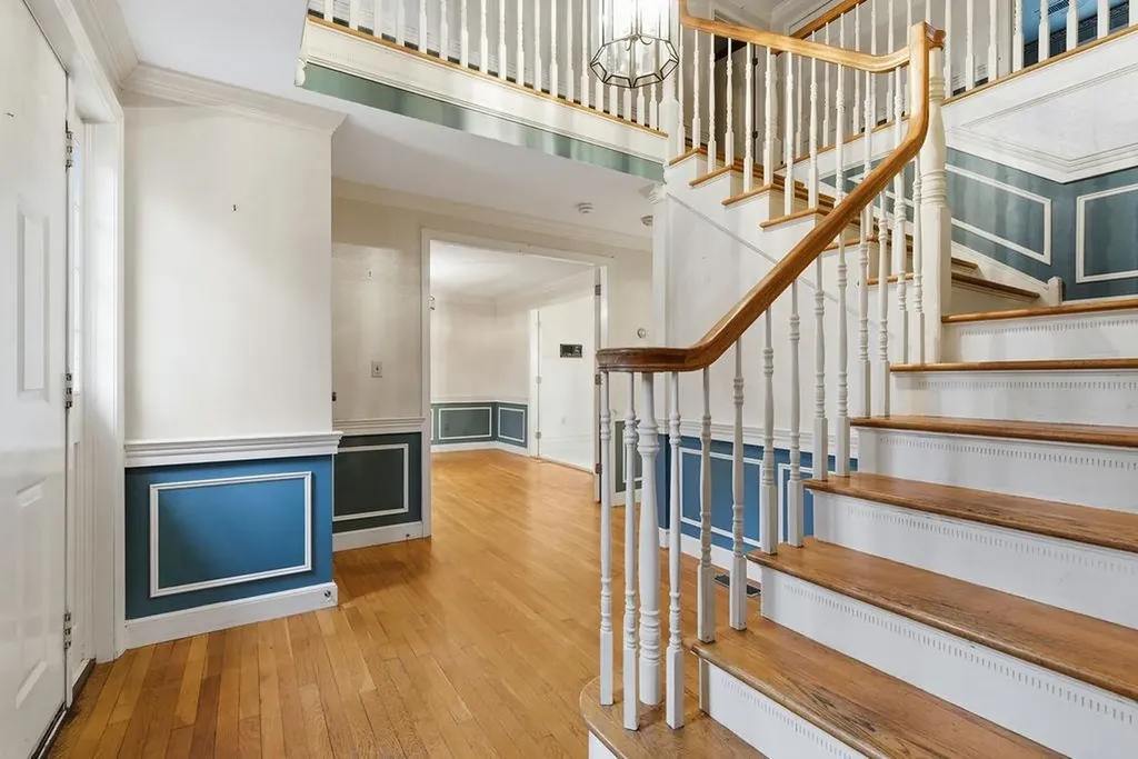 95 Hitching Post Lane Bedford NH 03110