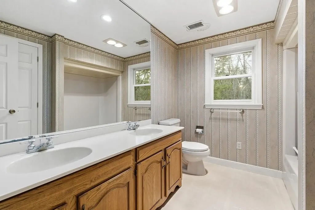 95 Hitching Post Lane Bedford NH 03110