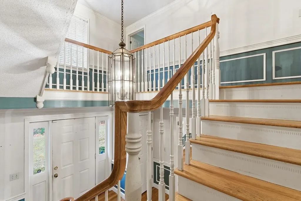 95 Hitching Post Lane Bedford NH 03110