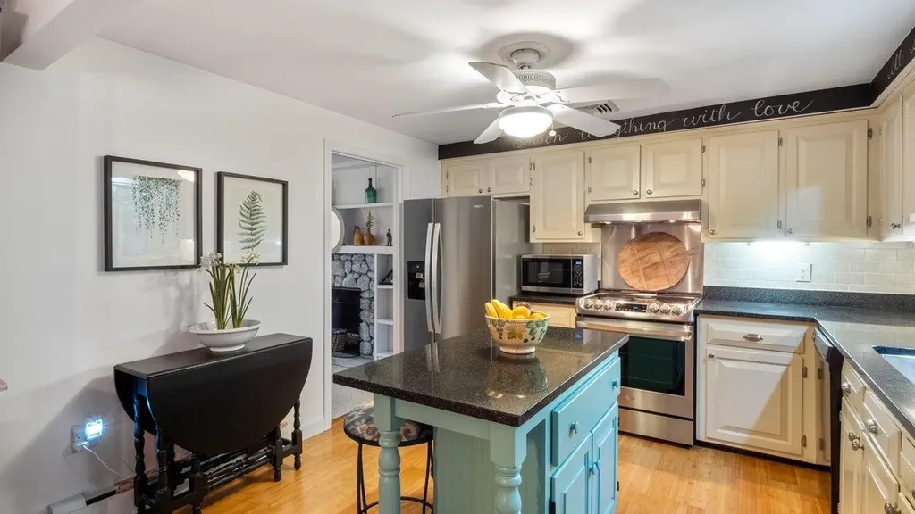 10 Judy Drive Londonderry NH 03053