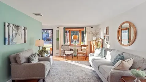 10 Judy Drive Londonderry NH 03053