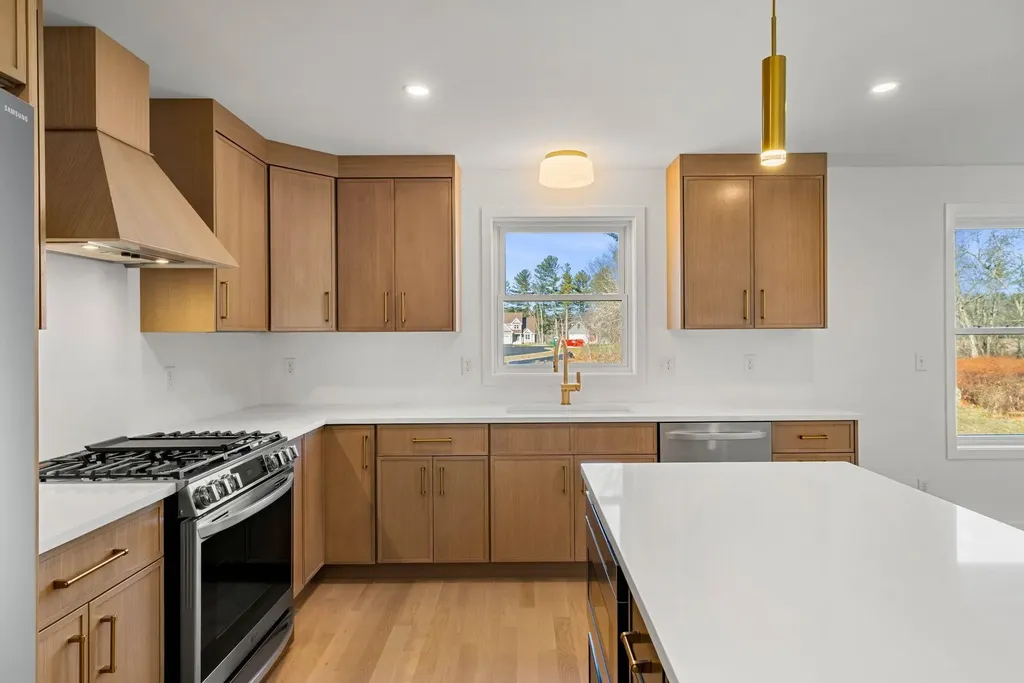 17 Lily Lane Londonderry NH 03053