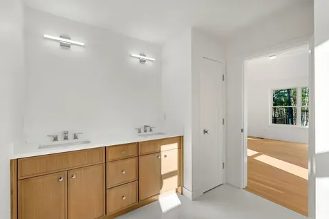 17 Lily Lane Londonderry NH 03053