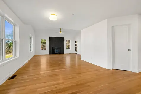 17 Lily Lane Londonderry NH 03053