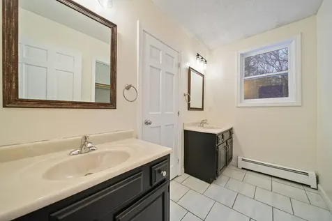 18 Lorri Road Derry NH 03038