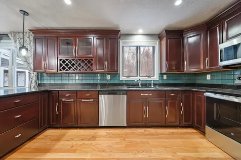 18 Lorri Road Derry NH 03038