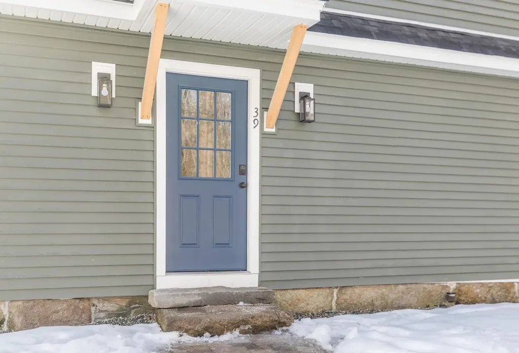 39 Mast Road Lee NH 03861