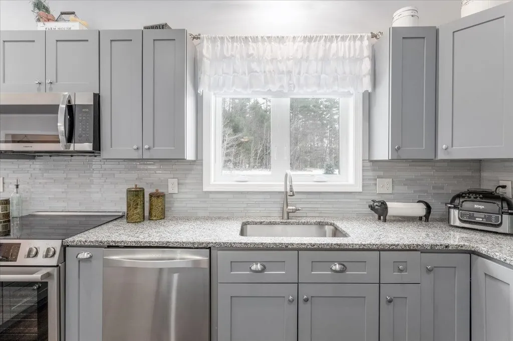 18 Memory Lane Loudon NH 03307