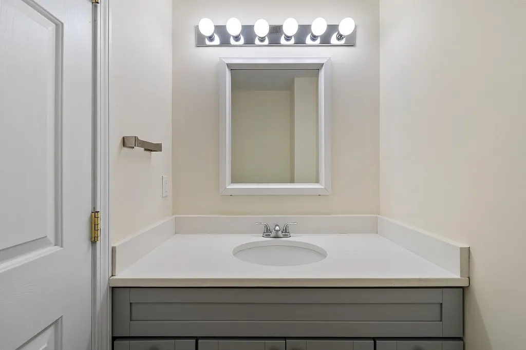 10 Steeple Chase Drive Hampstead NH 03841