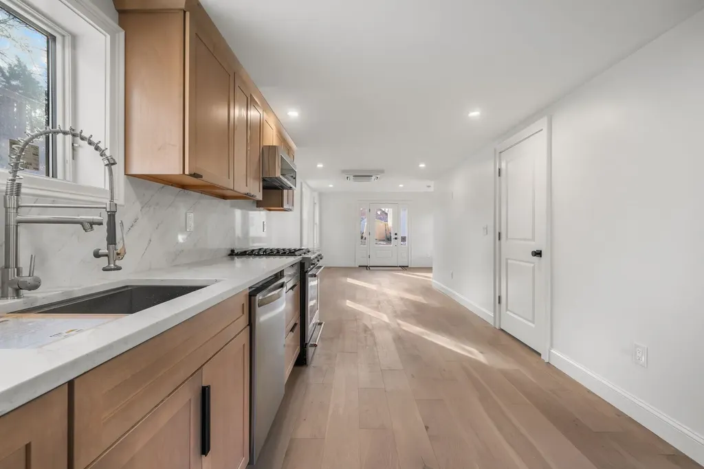 29 Thorwald Avenue Hampton NH 03842