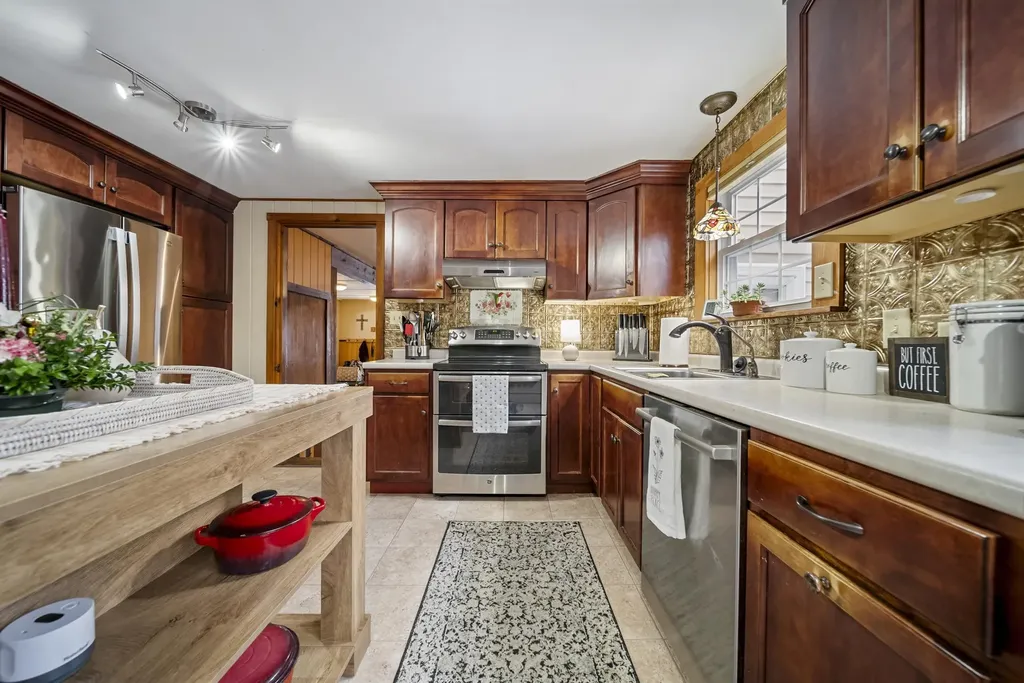 212 West Main Street Hillsborough NH 03244