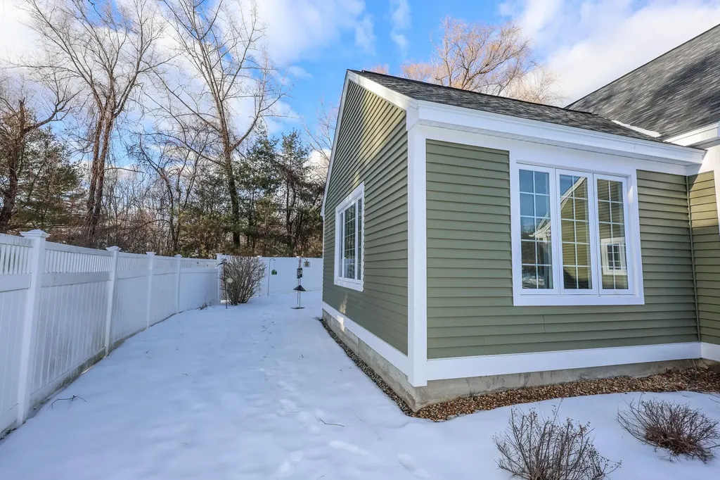 152 Straw Hill Road Manchester NH 03104