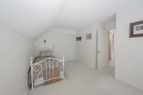 152 Straw Hill Road Manchester NH 03104