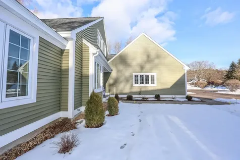 152 Straw Hill Road Manchester NH 03104