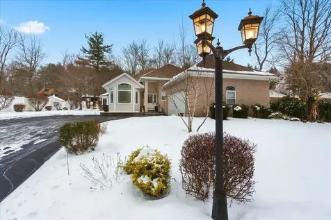 44 Cricket Lane Manchester NH 03104