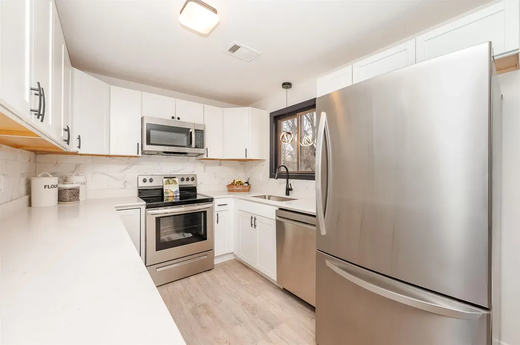 145 Canterbury Lane Londonderry NH 03053