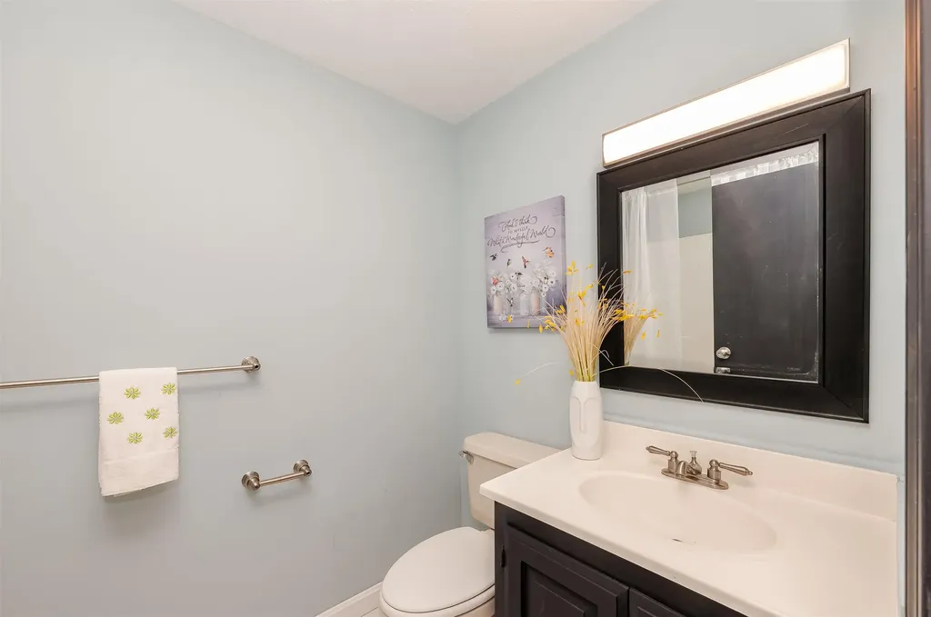 145 Canterbury Lane Londonderry NH 03053