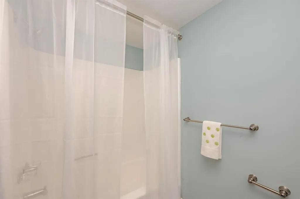 145 Canterbury Lane Londonderry NH 03053