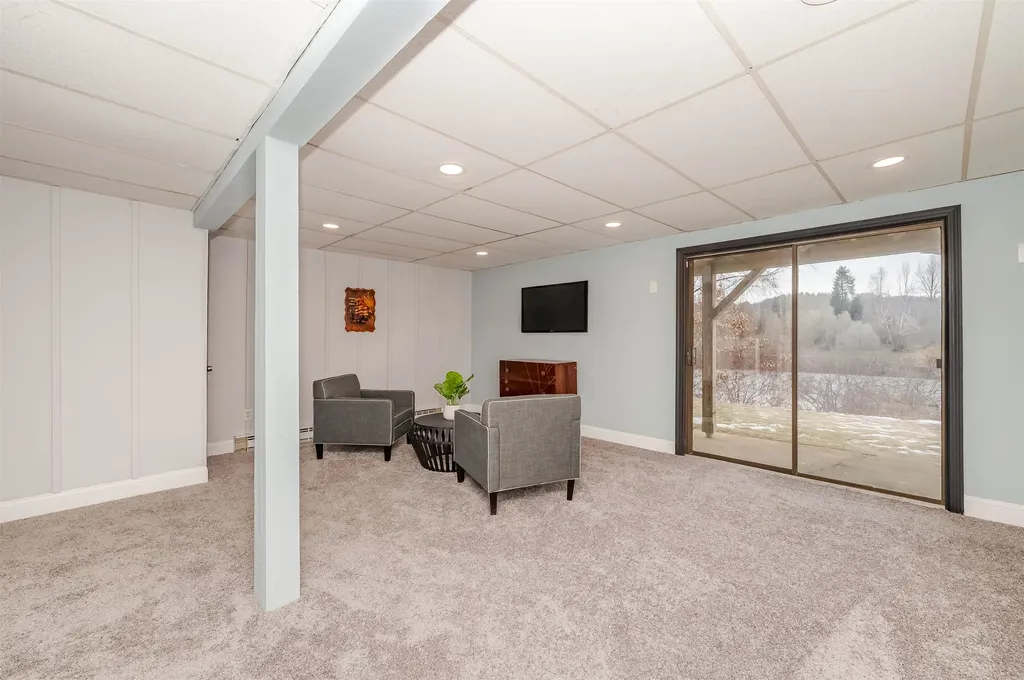 145 Canterbury Lane Londonderry NH 03053