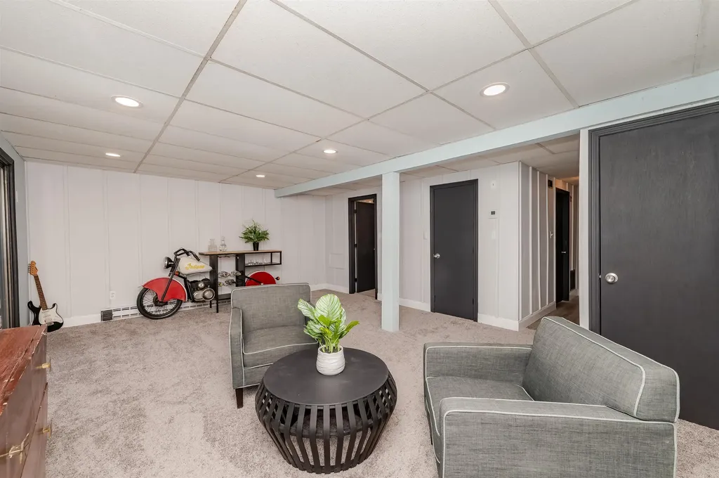 145 Canterbury Lane Londonderry NH 03053