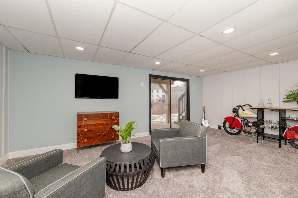 145 Canterbury Lane Londonderry NH 03053