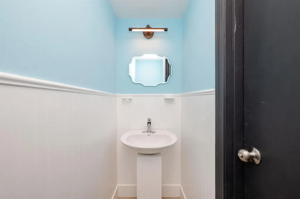 145 Canterbury Lane Londonderry NH 03053