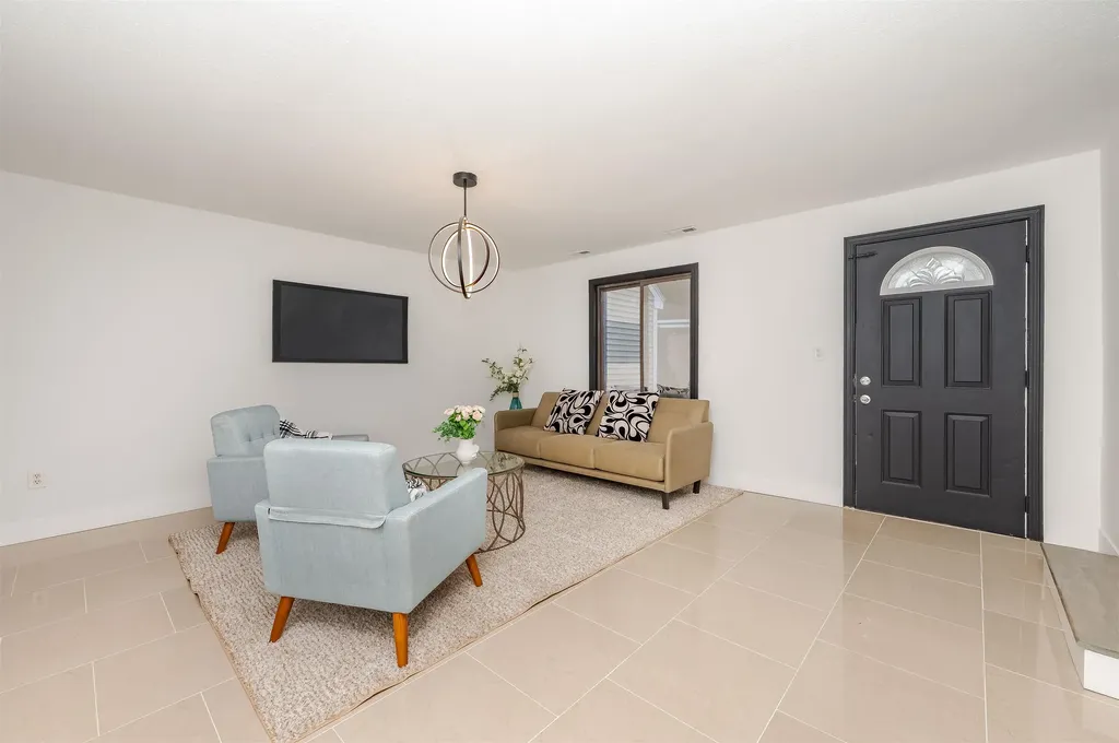 145 Canterbury Lane Londonderry NH 03053