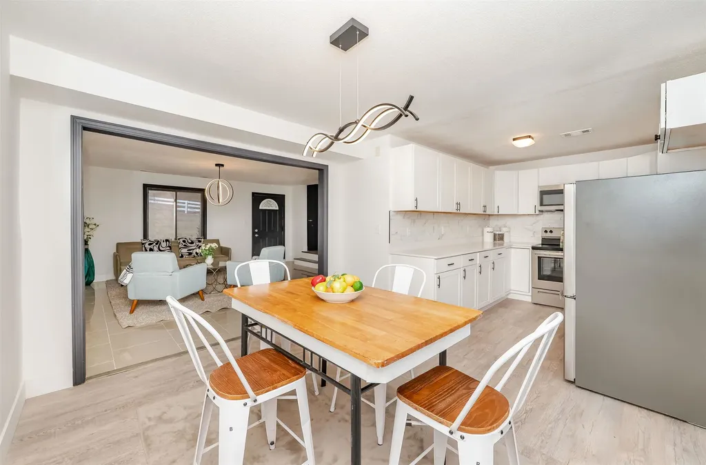 145 Canterbury Lane Londonderry NH 03053