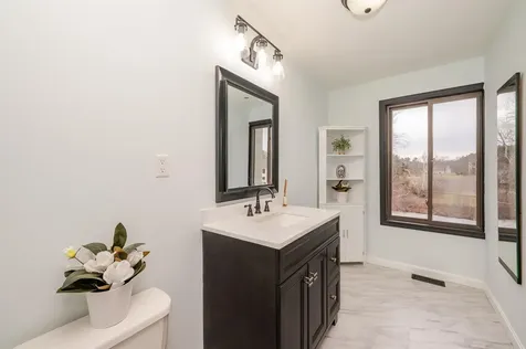 145 Canterbury Lane Londonderry NH 03053