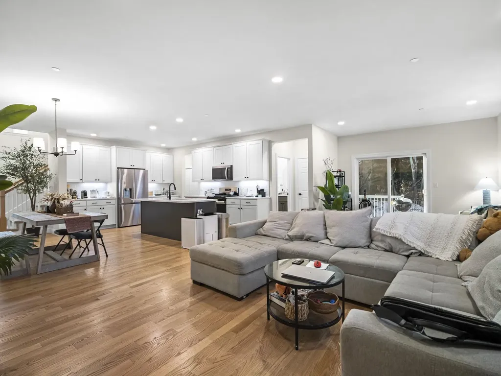 44 Sheffield Way Londonderry NH 03053