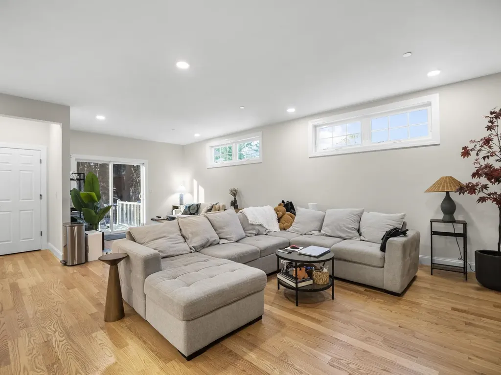 44 Sheffield Way Londonderry NH 03053