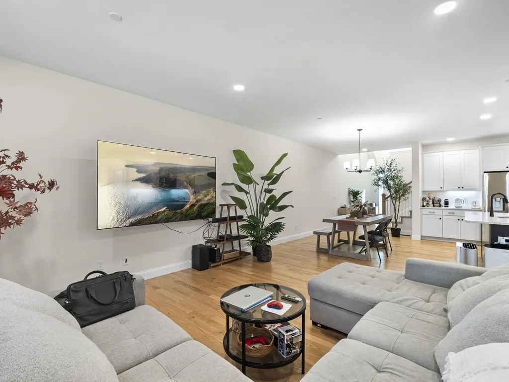 44 Sheffield Way Londonderry NH 03053