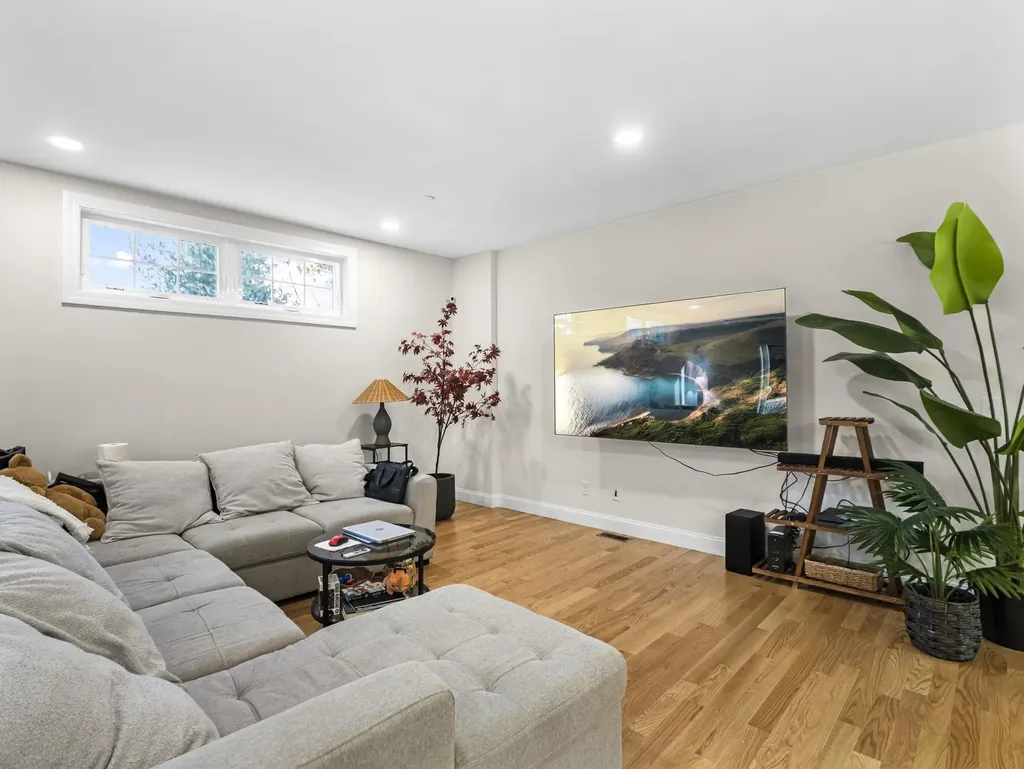 44 Sheffield Way Londonderry NH 03053