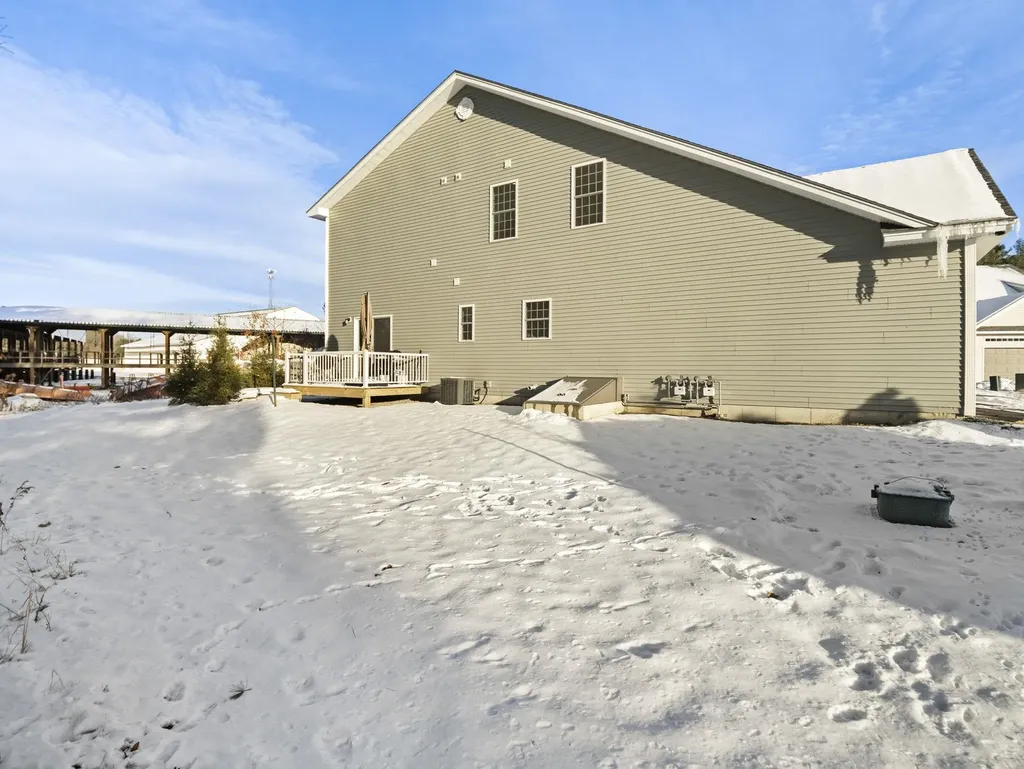 44 Sheffield Way Londonderry NH 03053