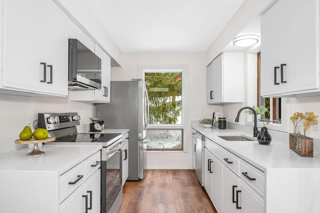 27 Mountainside Lane Francestown NH 03043-0000