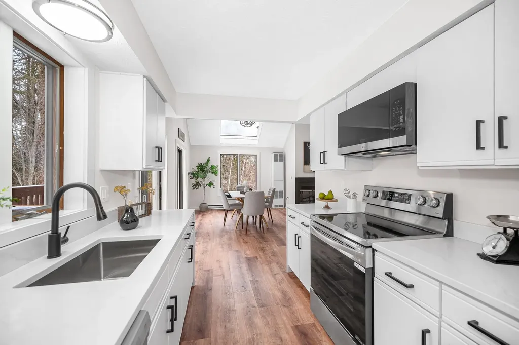 27 Mountainside Lane Francestown NH 03043-0000